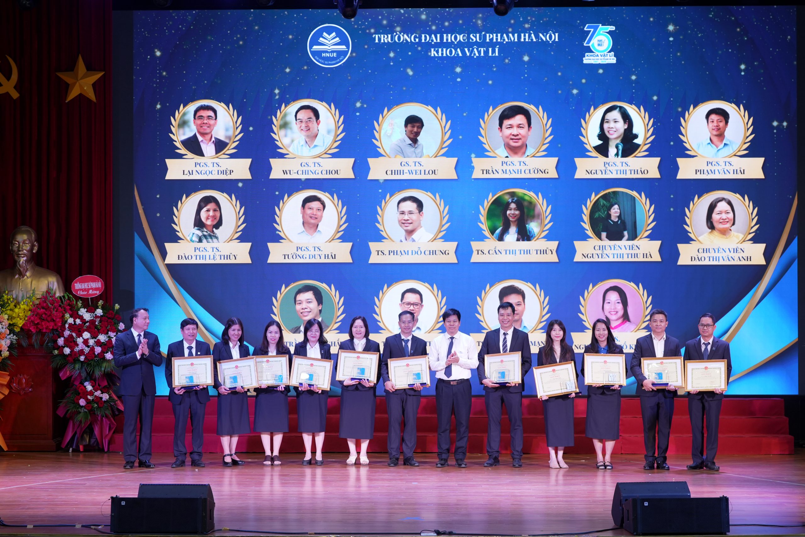 Vinh danh những đóng góp cho sự phát triển Khoa Vật lí