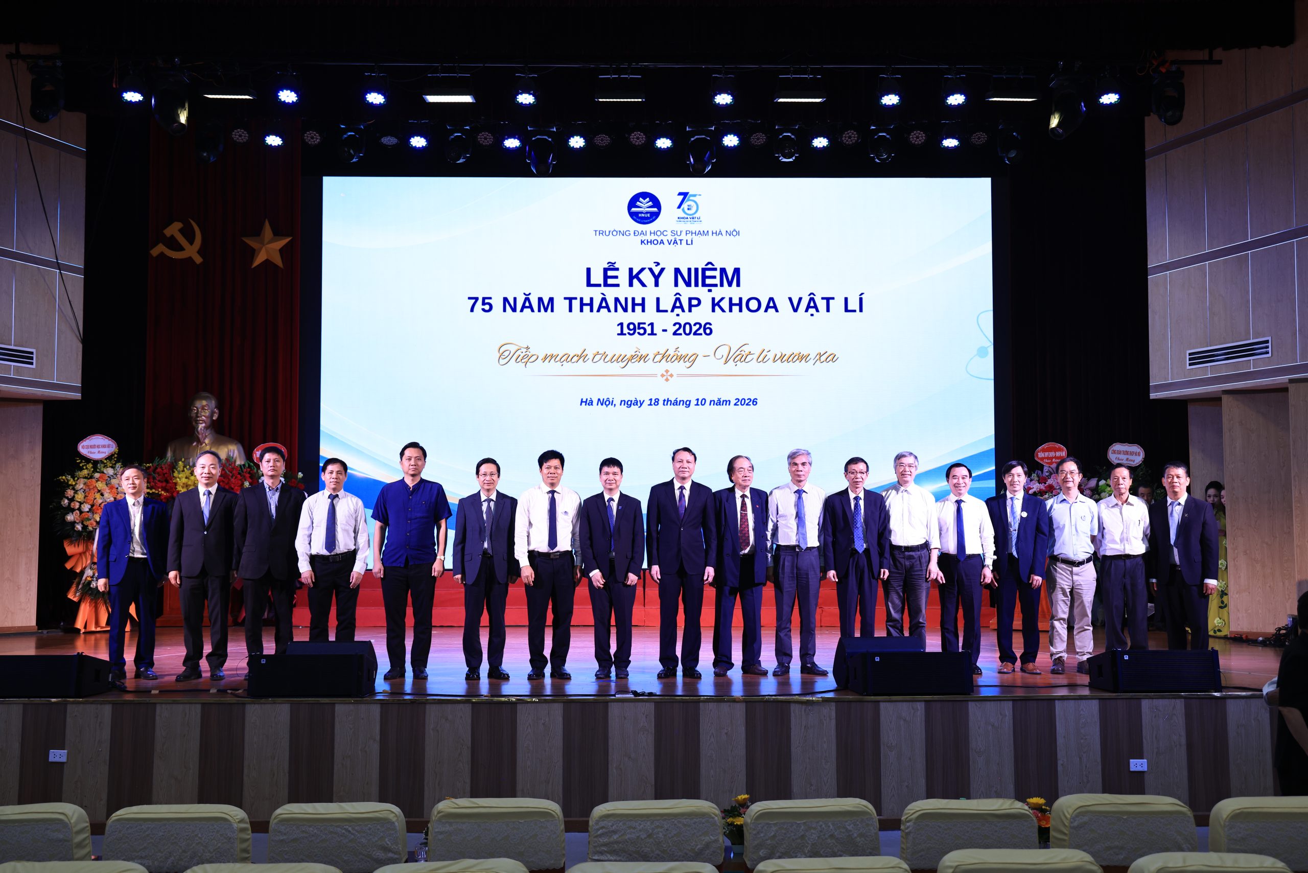Lãnh đạo HNUE và các đối tác chúc mừng Khoa Vật lí